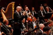 Das hr-Sinfonieorchester mit Martin Auer, dem Solo-Trompeter der hr-Bigband.