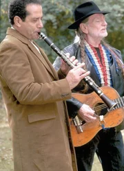 Sonny Cross, Manager des Countrystars Willie Nelson, wird erschossen. Die einzige Zeugin, eine blinde Frau, behauptet, sie könne den Sänger anhand seiner Stimme als Täter identifizieren. Monk, ein Fan von Willie Nelson, will nicht an dessen Schuld glauben. Im Bild (v.li.): Tony Shalhoub, Willie Nelson.