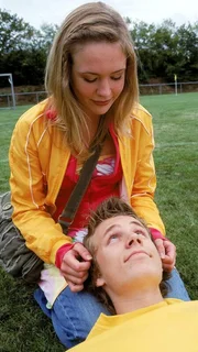 Bastis (Frederik Hunschede) Plan scheint aufzugehen. Nach einem Sturz beim Fußballspiel scheint sich sogar Nathalie (Lea Fassbender) für ihn zu interessieren.