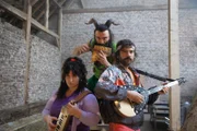 Altheia (Fevronia, l.) und Paris (Jasin Challah, r.) treten in einem Dancebattle gegen den Pan (Aslan Aslan, m.) an.