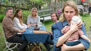 Annika Vollmer (Teresa Rizos, r.) möchte den kleinen Juri unter allen Umständen behalten. Lena Lorenz (Judith Hoersch, M.) versucht, zwischen den Ehepaaren zu vermitteln. Weitere: Gregor Völler (Nicholas Reinke, l.), Mareike Völler (Anja Antonowicz, 2.v.l.) und Raffael Vollmer (Max Rothbart, 2.v.r.).