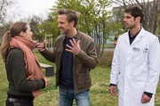 Niklas (Roy Peter Link, M.) glaubt, dass Paul (Mike Hoffmann, M.) seinen Sohn schlägt. Der macht sich bei Eva (Sarina Radomski, l.) Luft. Er hat große Angst, seinen Sohn zu verlieren.