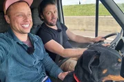 Jan Fitze (l.) mit tierischer Mitfahrgelegenheit bis Paris