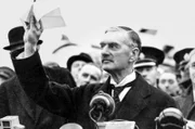 Neville Chamberlain auf dem Flughafen von Heston