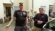 Papa Elvis ist stolz auf seinen Sohn Martin. Dieser hat seine theoretische Fahrprüfung bestanden!