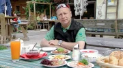 Harry Prünster beim Frühstück, Toni’s Bauernschenke Neumarkt am Wallersee.