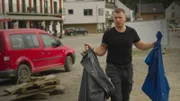 Bürgermeister David Fuhrmann räumt am Dreckwegtag an der Ahr Müll weg.