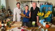 Martin Traxl, Uschi Zezelitsch, Lojze Wieser mit der Bohnenproduktion von Uschi Zezelitsch.