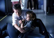 Als Scully (Gillian Anderson, r.) verwundet zu Boden stürzt, eilt Special Agent John Doggett (Robert Patrick, l.) zu Hilfe ...