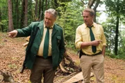 Hubert (Christian Tramitz, r.) und Girwidz (Michael Brandner, l.) inspizieren noch einmal den Tatort.