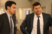 Special Agent James Aubrey (John Boyd, l.) unterstützt Booth (David Boreanaz) bei den Ermittlungen im Mordfall Hayes Robertson, die die beiden in die Computerspielszene führt.