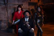 Der schon halb versteinerte Marcos (Pavlos Kourtidis, M.), seine Tochter Alitheia (Fevronia, l.) und die Metamorphin (Sarah Sandeh, r.) stehen dem drohenden Weltuntergang gegenüber.