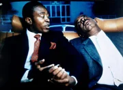 Der skrupellose Diplomat Rashidi (Roger Aaron Brown, l.) nimmt Billy (Mel Steward, r.) gefangen, weil dieser das Versteck der sogenannten Kalahari-Liste nicht verraten will ...