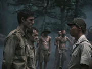 Dorrigo Evans (Jacob Elordi, vorne, li.)