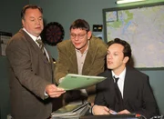 Die drei Beamten versuchen sich aus den bisherigen Ermittlungen ein Bild zu machen. v.l.: Stefan Kehler (Wolfgang Bathke), Hermann Wagner (Rainer Winkelvoss), Ralf Bongartz (Max Gertsch)
