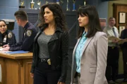 Rosa Diaz (Stephanie Beatriz, l.); Amy Santiago (Melissa Fumero, r.)
