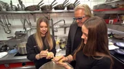 Shania (li.) und Davina machen Knödel