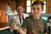 Liam (Nils Hofschneider, vorn) ist glücklich, sein Papa, Tierarzt Kajo (Jochen Schropp) konnte Chamäleon Bo helfen