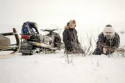 Die gemeinsame Jagd von Niilo Aikio (re.) und Dorfhelfer Janne (li.) gibt dem Rentner die Möglichkeit, sein Leben wie bisher weiterzuführen.