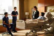 Von links: Dr. Neil Melendez (Nicholas Gonzalez), Dr. Shaun Murphy (Freddie Highmore), Alex Martin (Aren Buchholz) und Suzanne (Sophia Lauchlin Hirt)  Die Verwendung des sendungsbezogenen Materials ist nur mit dem Hinweis und Verlinkung auf RTL+ gestattet.