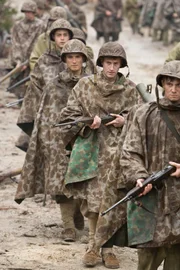 Es gelingt ihnen, die Japaner vernichtend zu schlagen, doch zu einem hohen Preis: (v.l.n.r.) Snafu (Rami Malek), R.V. Burgin (Martin McCann), Eugene Sledge (Joe Mazzello) und Jay de l'Eau (Dylan Young) ...