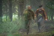Louis (Oliver Cunliffe, r.) und Fischer (Fayez Bakhsh) flüchten aus dem Wald, in dem sich irgendetwas großes Unheimliches aufhält.