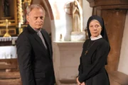 Schwester Theodora (Nina Hoger) will von Weihbischof Kalkbrunner (Georg Marin) wissen, warum alle an dem Kloster interessiert sind.