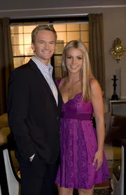 Barney (Neil Patrick Harris, l.) ist seiner Rächerin auf der Spur, die ihm in letzter Zeit häufig die Tour mit den Mädels verdorben hat - es ist Abby (Britney Spears, r.) ...