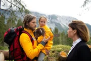 Markus Kofler (Sebastian Ströbel, l.) hofft bei der Suche nach Simon Junker auf die Hilfe von dessen Frau Karin (Gisa Zach, r.) und der kleinen Martha (Tamara-Laura Graser, M.).