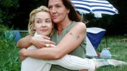Walter (Katy Karrenbauer, re.) und Bea (Sonia Farke) geniessen ihren gemeinsamen Urlaub. Nur sehr schwer kann sich das Liebespaar von der Idylle am See trennen...