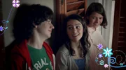 Vincent (Adrian Moore, l.), Mia (Rosabell Laurenti Sellers, M.) und Paula (Saphia Stoney, r.) haben herausgefunden, woher die gruseligen Geräusche kamen.