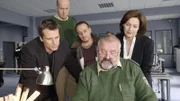 Auf der PAST hat Herzberger (Dietmar Huhn, 2.v.re.) einige Informationen über die Familie Lerche. Tom (René Steinke, li.), Bonrath (Gottfried Vollmer, 2.v.li.), Semir (Erdogan Atalay) und Engelhardt (Charlotte Schwab) interessieren sich vor allem für die beiden Töchter.