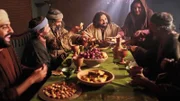 Jesus (Selva Rasalingam) (Mitte) isst zusammen mit Zoellnern und Suendern