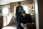 Special Agent Lala Dominguez (Mariel Molino, oben); Special Agent Leroy Jethro Gibbs (Austin Stowell, unten)