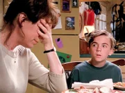 Lois (Jane Kaczmarek) will gar nicht wahrhaben, was Malcolm (Frankie Muniz) ihr gerade erzählt hat.
