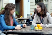 Schwester Hanna beobachtet das Gespräch zwischen Tabea (Katharina Hackhausen, li.) und Angelika Röber (Bettina Mittendorf).