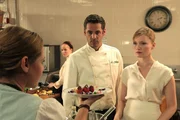 Zum Erstaunen der Küchenhilfe Janey (Laura Lo Zito, 2. v.l.) rettet Perdita (Felicitas Woll, l.) die Situation mit der Restaurantkritikerin, indem sie Lucas (Tobias Oertel) und Clarice van Horn (Johanna Christine Gehlen, r.) ein einfaches, aber unwiderstehliches Dessert präsentiert.