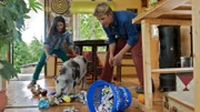 Das verirrte Schweinchen hat ganz schön Chaos im Bauwagen angerichtet. Fritz Fuchs (Guido Hammesfahr) und Louisa (Nicolais Borger) versuchen es zu fangen.