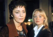 Sabrina (Despina Pajanou) und Caro (Eva Herzig) beobachten wie Gallwitz abgeführt wird.