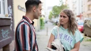 Liz (Sarah Mangione) will von Nihat (Timur Ülker) wissen, was sein Plan ist.