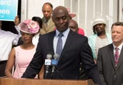 Bosch Staffel 2 Folge 3 Wahlkampfauftritt mit Hintergedanken: Lance Reddick (am Rednerpult) als Irvin Irving, Steven Culp (rechts) als Richard O'Shea