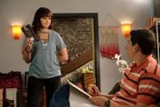 Erica Goldberg (Hayley Orrantia, l.); Geoff Schwartz (Sam Lerner, r.)