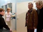 Dr. Kathrin Globisch (Andrea Kathrin Loewig, 2. von links) empfängt in der Sachsenklinik die drei Rockmusiker "Rocky" Konoppke (Frank Schöbel, links), "Johnny" Mattulke (Christian Steyer, rechts) und "Mannie" Schneider (Klaus Manchen). Die drei wollen ihre Band "Eastrocks" nach dreißig Jahren wieder auferstehen lassen und müssen dafür einen von der Versicherung verlangten Gesundheitscheck durchführen.