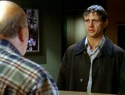 Was ist bloss mit Douglas Hibbard (Gordon Currie, re.) geschehen? Er wollte doch nur schnell in eine Apotheke, um ein Grippemittel zu besorgen...