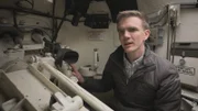Matt Winters im Inneren eines Sherman-Panzers.