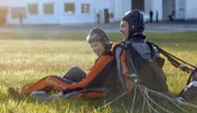 Kommissarin Nora Dalay (Aylin Tezel, l) sucht das Risiko: Mit Jules Lanke (Albrecht Schuch, r), einem Freund des Opfers und Tatverdächtigen wagt sie einen Fallschirmsprung.