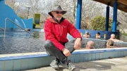 Dr. János Szanyi vor einem Becken im Bad von Mórahalom, im Süden Ungarns, nahe der Grenze zu Serbien. Der Hydrogeologe von der Universität Szeged hat aktiv dabei geholfen, das Thermalbad der Kleinstadt kontinuierlich weiterzuentwickeln.