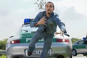 Am Unfallort fällt Semir (Erdogan Atalay) über ein von Herzberger gespanntes Absperrband und fällt den Hang hinab...