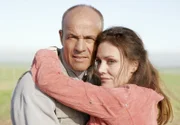 hr-fernsehen DAS GLÜCK AM ANDEREN ENDE DER WELT, TEIL 2, Spielfilm, Deutschland 2007, Regie: Dietmar Klein, am Sonntag (04.03.12) um 15:15 Uhr. Seit dem Unfalltod von Hannas (Maja Maranow) Tochter scheint ein Schatten auf der Beziehung zwischen ihr und dem Farmer Wolf (Heiner Lauterbach) zu liegen.