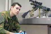 Während er die Waffen reinigt, denkt David Bratland über einen möglichen Krieg nach.